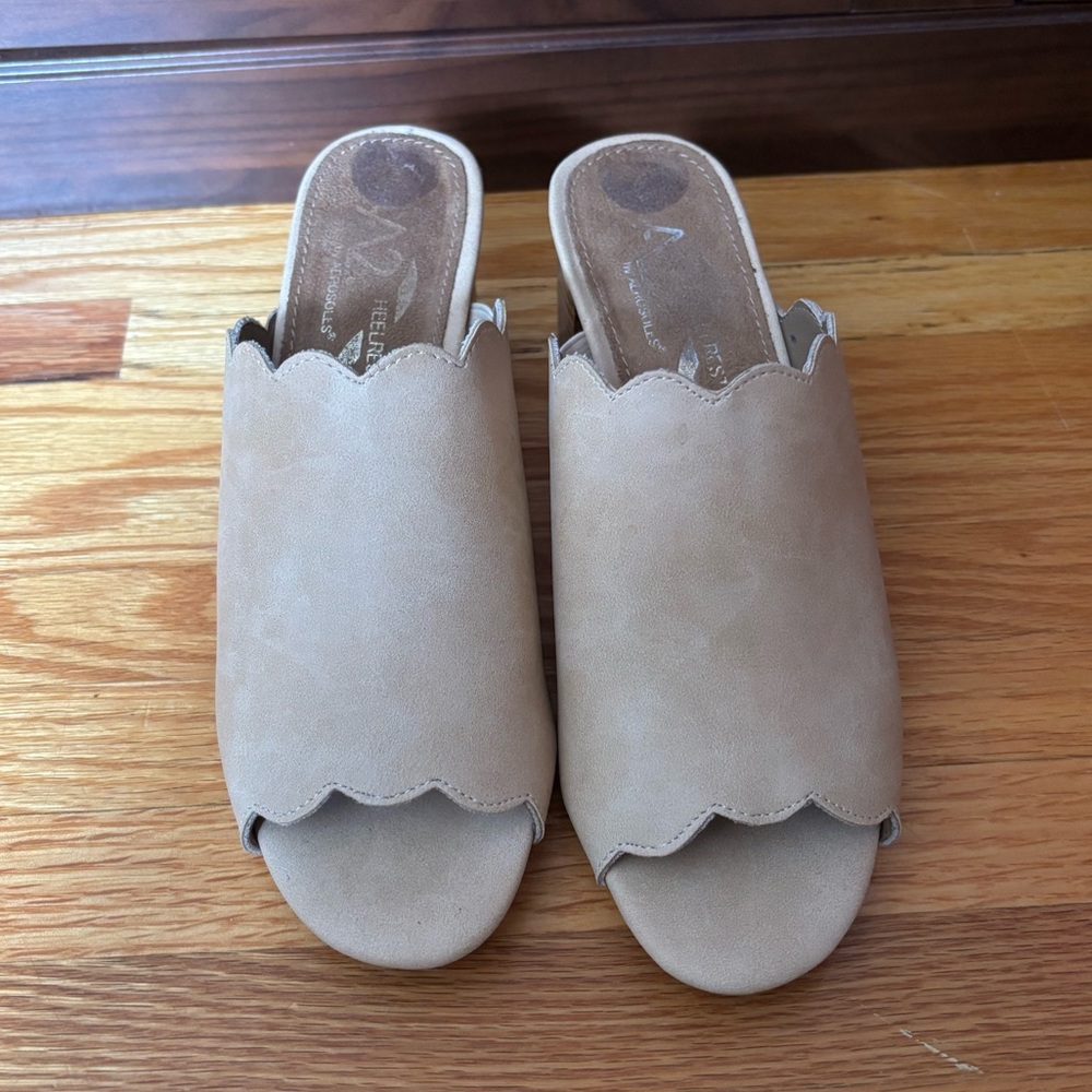 AEROSOLES New Cream Mules with Contemporary Wave Design